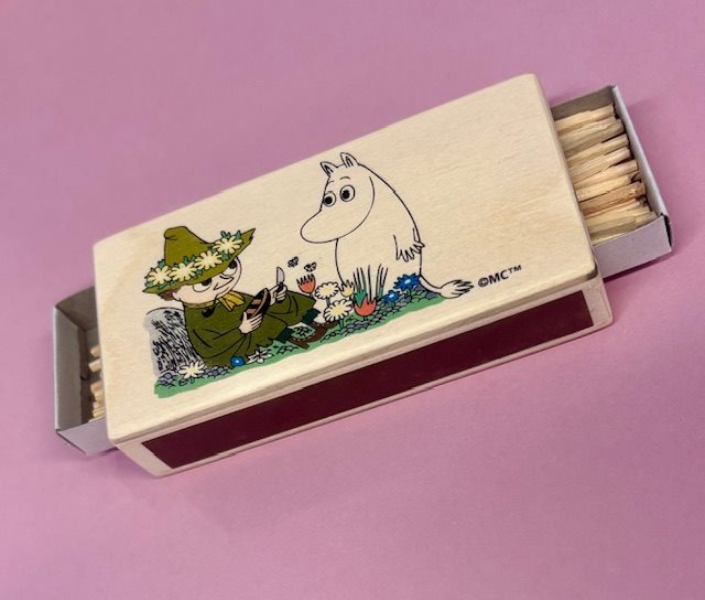 Tändsticksask stor i trä Mumin och Snusmumriken
