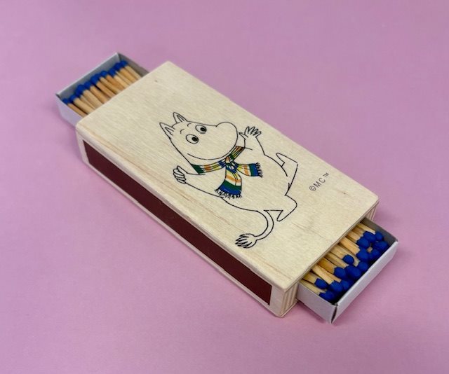 Tändsticksask stor i trä Mumin med scarf