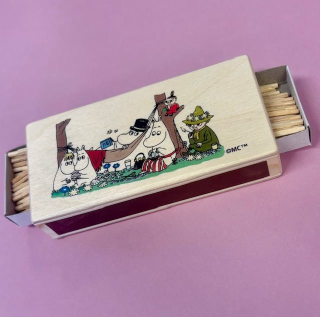 Tändsticksask stor i trä Mumingänget i hängmattan
