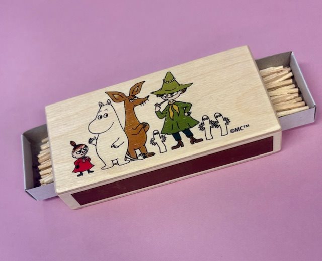 Tändsticksask stor i trä Mumingänget