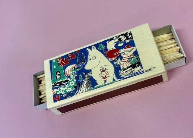 Tändsticksask stor i trä Mumin och Too-ticki