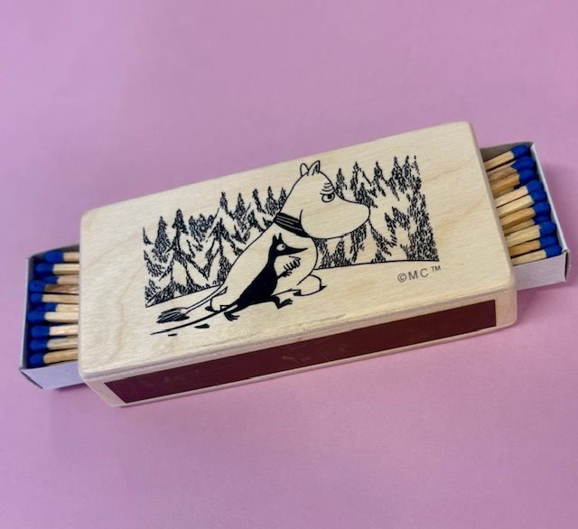 Tändsticksask Stor i trä Mumin Forest