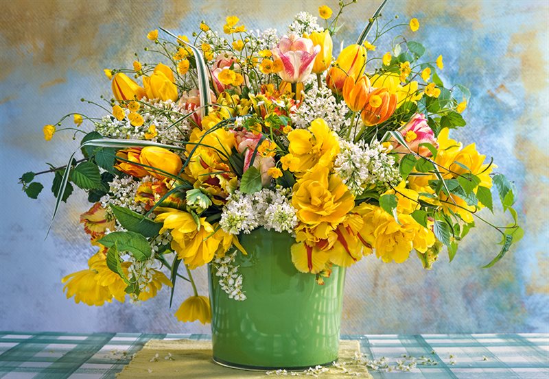 Spring flowers in green vase 1000 bitar