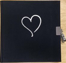 Dagbok m. hänglås. Design för lite äldre tjejer eller unga damer.